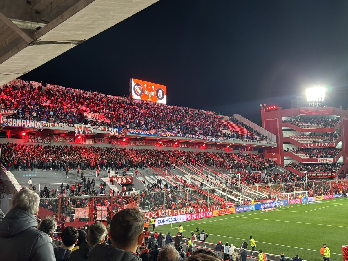 🚨 SE PARÓ EL PARTIDO, LOS CHILENOS TIRAN COSAS Y LOS HINCHAS DE #INDEPENDIENTE DIJERON BASTA
