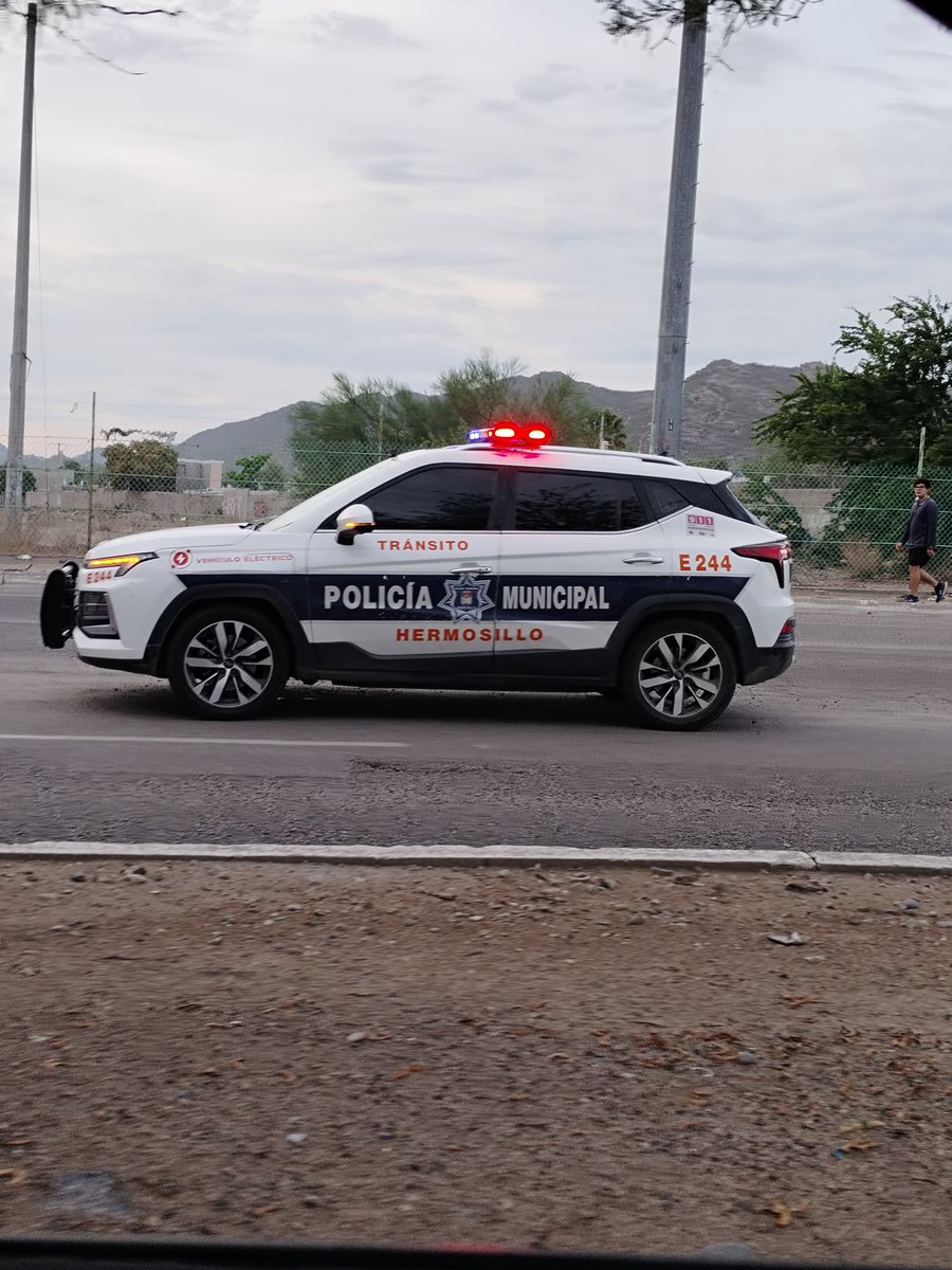 ReynaMilln's tweet photo. Gracias a estos elementos de @Policia_HMO que despejan parte del Blvd Progreso de un montículo de rocas arrastradas por las recientes lluvias, y colocan señalamiento preventivo. https://t.co/LPHViIIffr