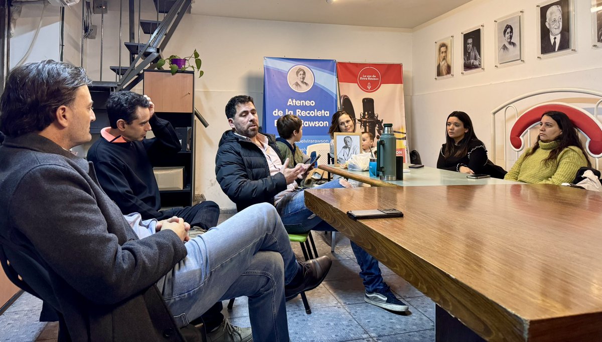 #ElviraRawson <a href="/ateneorecoleta/">Ateneo de la Recoleta Elvira Rawson</a> junto a <a href="/hernan_najenson/">Hernan Najenson</a> en una intensa jornada de los miércoles con las actividades para los afiliados 🇵🇱 y en la Jornada de Homenaje al Dr . René Favaloro “Hablemos de Política “ <a href="/radicalesxarg/">Radicales x Argentina</a> 👏👏