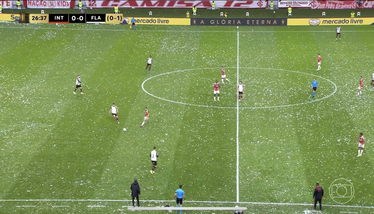 _RaiMonteiro's tweet image. Gol do Flamengo tem alguns detalhes interessantes e ricos do time de Filipe Luís. 

A saída de variou com Jorginho ao lado de Léo Pereira, Ortiz e Alex Sandro, com outra que tinha os “Léos” + Alex e Jorginho e Saúl a frente. 

Aqui, o passe de Jorginho sai limpo e Ortiz progride