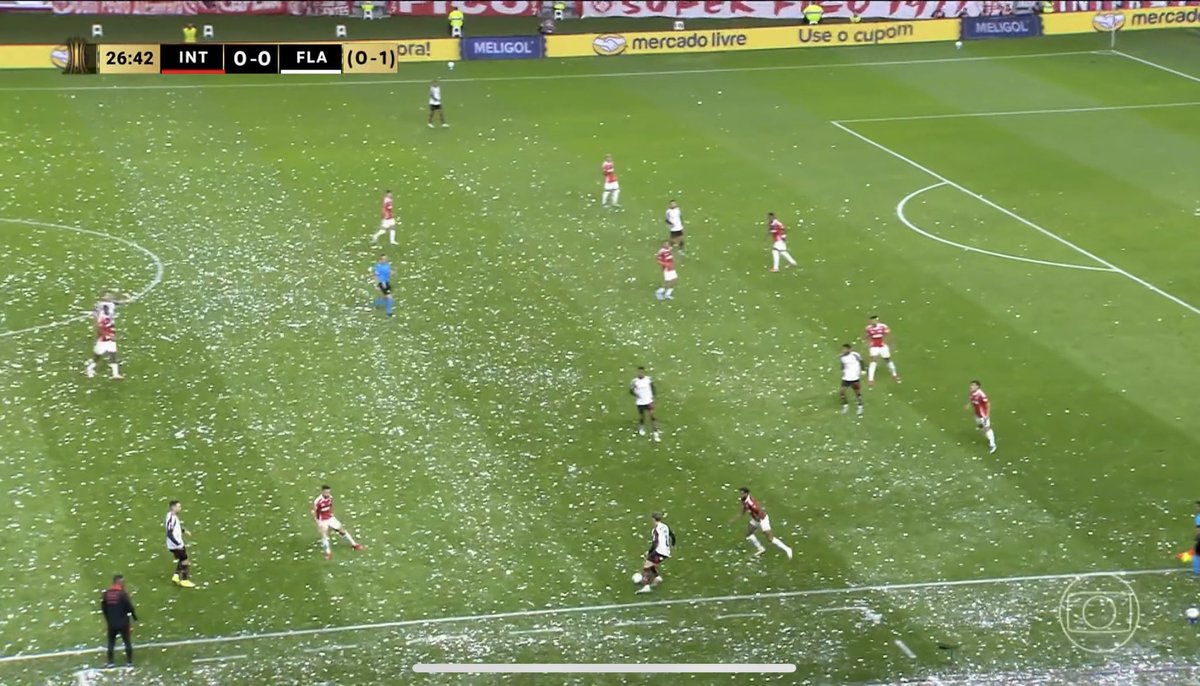 _RaiMonteiro's tweet image. No quadro seguinte, Varela recebeu, Bruno Henrique (falso 9) oferece uma linha de passe livre para fazer a bola andar… e lá do outro lado, onde a bola vai chegar, Samuel Lino está livre para um 1x1 diante de Aguirre: