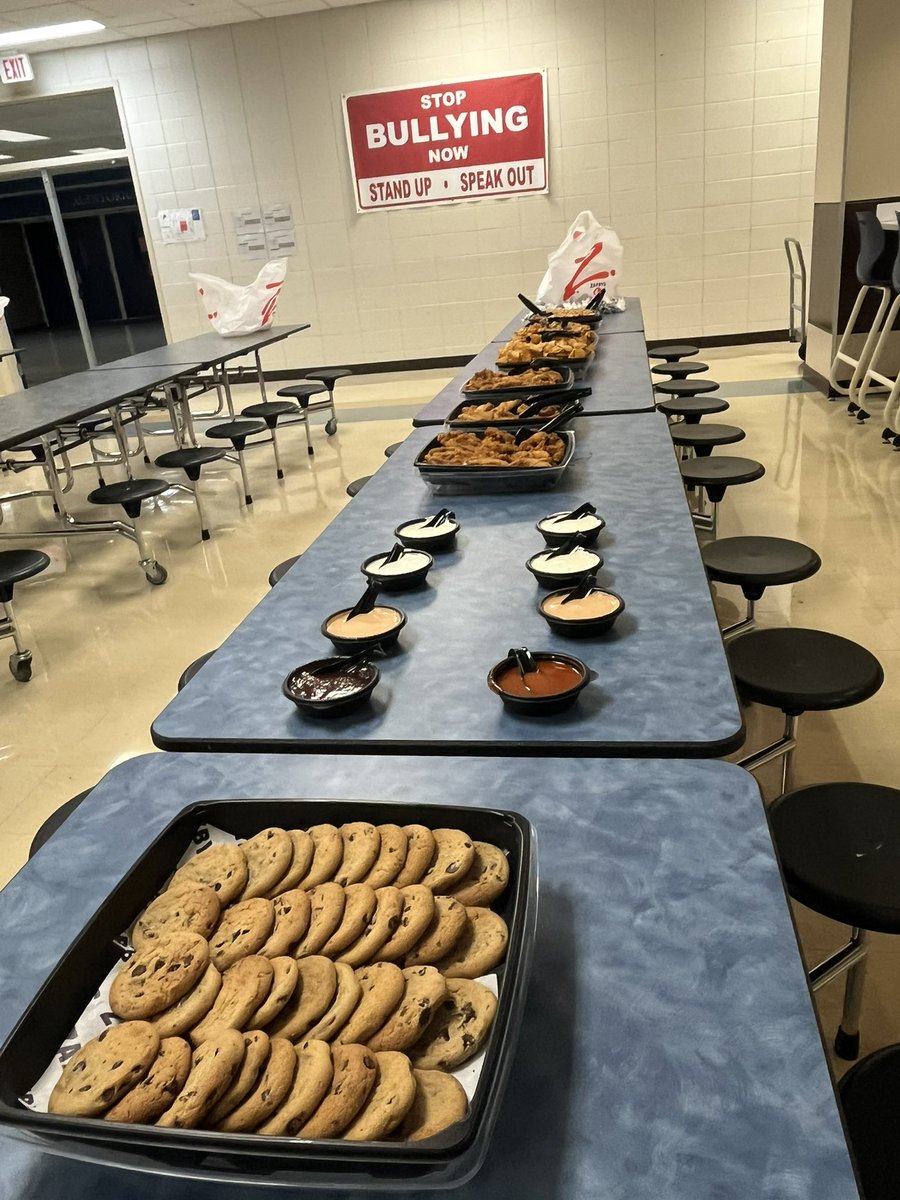 Huge shoutout to Zaxby’s Newburgh for generously sponsoring our team meal, and to Jill Koch for making it all happen!
We enjoyed a fantastic meal together and are fueled up and ready to take on the Harrison Warriors tomorrow night. JV kicks off at 5:30 PM, with Varsity to follow!