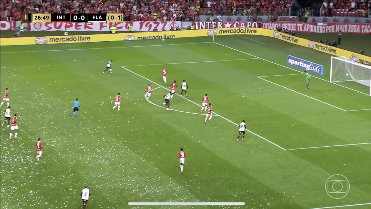 _RaiMonteiro's tweet image. Com vantagem, Samuel Lino finaliza e Rochet espalma mal… mas também tem o mérito da ideia: outros três jogadores do Flamengo “atacando” a área, algo vital na fase artilheira de Arrascaeta!