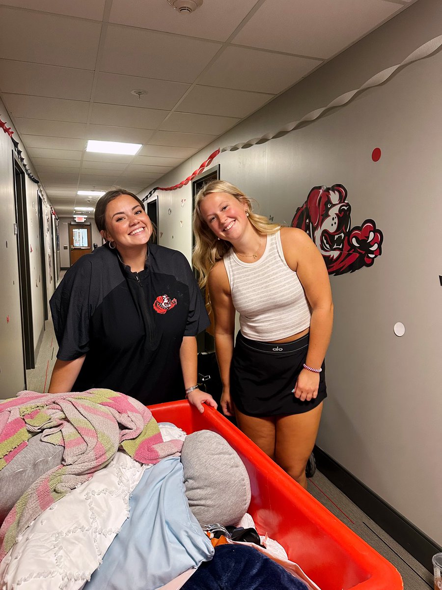 MUSaintsSB's tweet image. Our first freshmen got moved in today!!! We’re excited for Aubrey and Nora to start their journey at Maryville 🐶