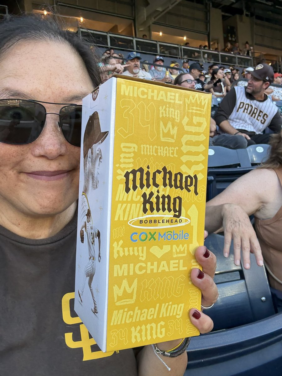 gettingchippy's tweet image. 👑 
Let’s go, @Padres 🤎💛 #ForTheFaithful