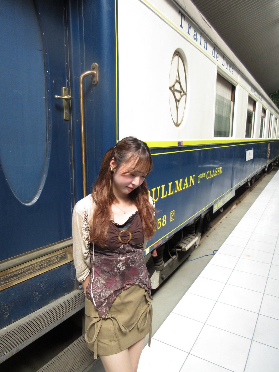 今日から旅行でルンルン気分で渋谷のエスカレーター乗ってたら、突然の急停止…！
手すり持ってなかったら本当に危なかった😭
しかも、いつ動き出すか分からない中で重いスーツケース持って歩くの、怖すぎた😢
なのにみんな、何事もなかったかのようにスッと降りていく…。
まさか全員、忍者…！？