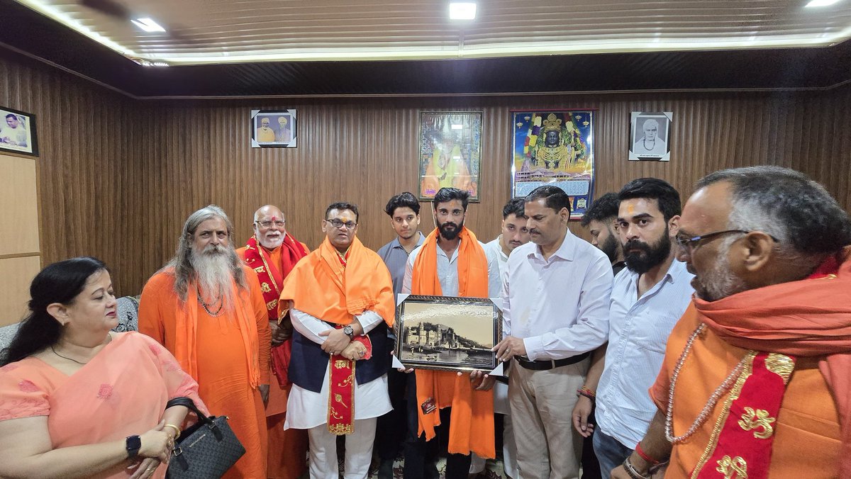 हरिद्वार स्थित प्राचीन सिद्धपीठ श्री थानाराम आश्रम/अन्नक्षेत्र में वेदपाठी विद्यार्थियों द्वारा स्नेहपूर्ण अभिनंदन प्राप्त कर आत्मिक आनंद की अनुभूति हुई।

इस अवसर पर स्वामी उमेश मुनि जी महाराज, महंत श्री मोहित जी, श्री शुभम गिरी जी, डॉ. राजेंद्र पाराशर जी, श्री करुणा शर्मा जी,