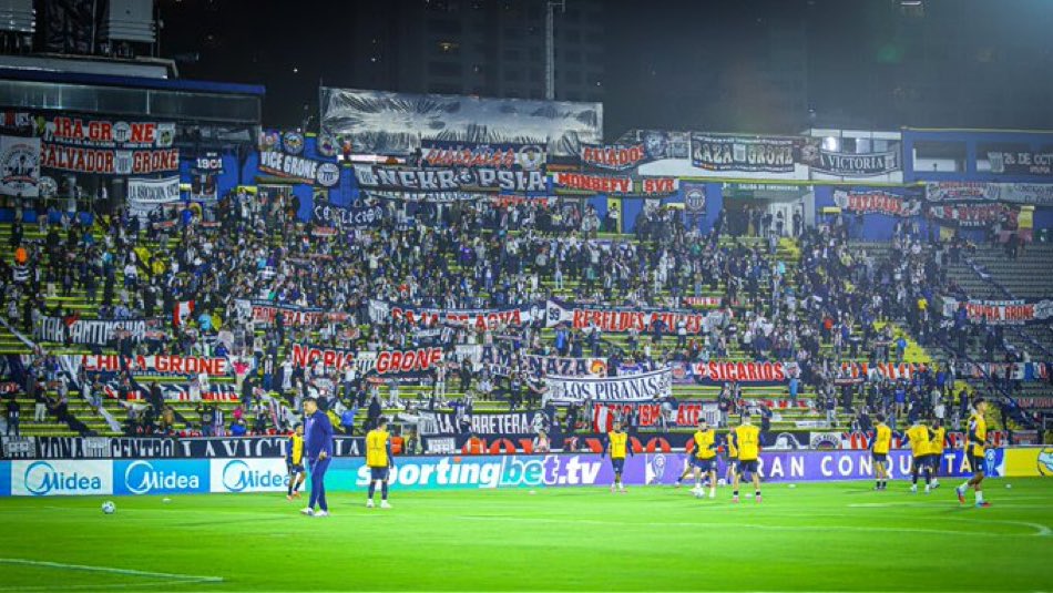 TendenciaEnPeru's tweet photo. "Vamos Alianza"

Porque más de 5000 hinchas de Alianza Lima arribaron a Quito y llenaron la tribuna asignada en el Estadio Olímpico Atahualpa, haciendo sentir el apoyo local durante el partido de vuelta ante Universidad Católica por los octavos de final de la Copa Sudamericana. https://t.co/neDPcU1oXQ