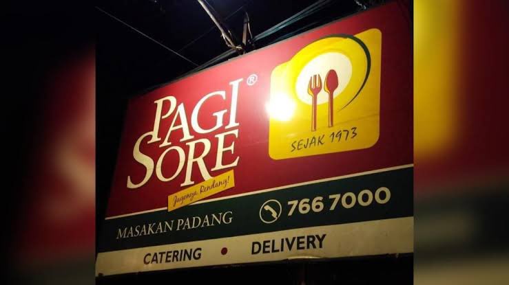 👦🏻: “Siapa kamu?”
👩‍🦰: “Saya SORE”
👦🏻: “Saya PAGI”

Kami dari: