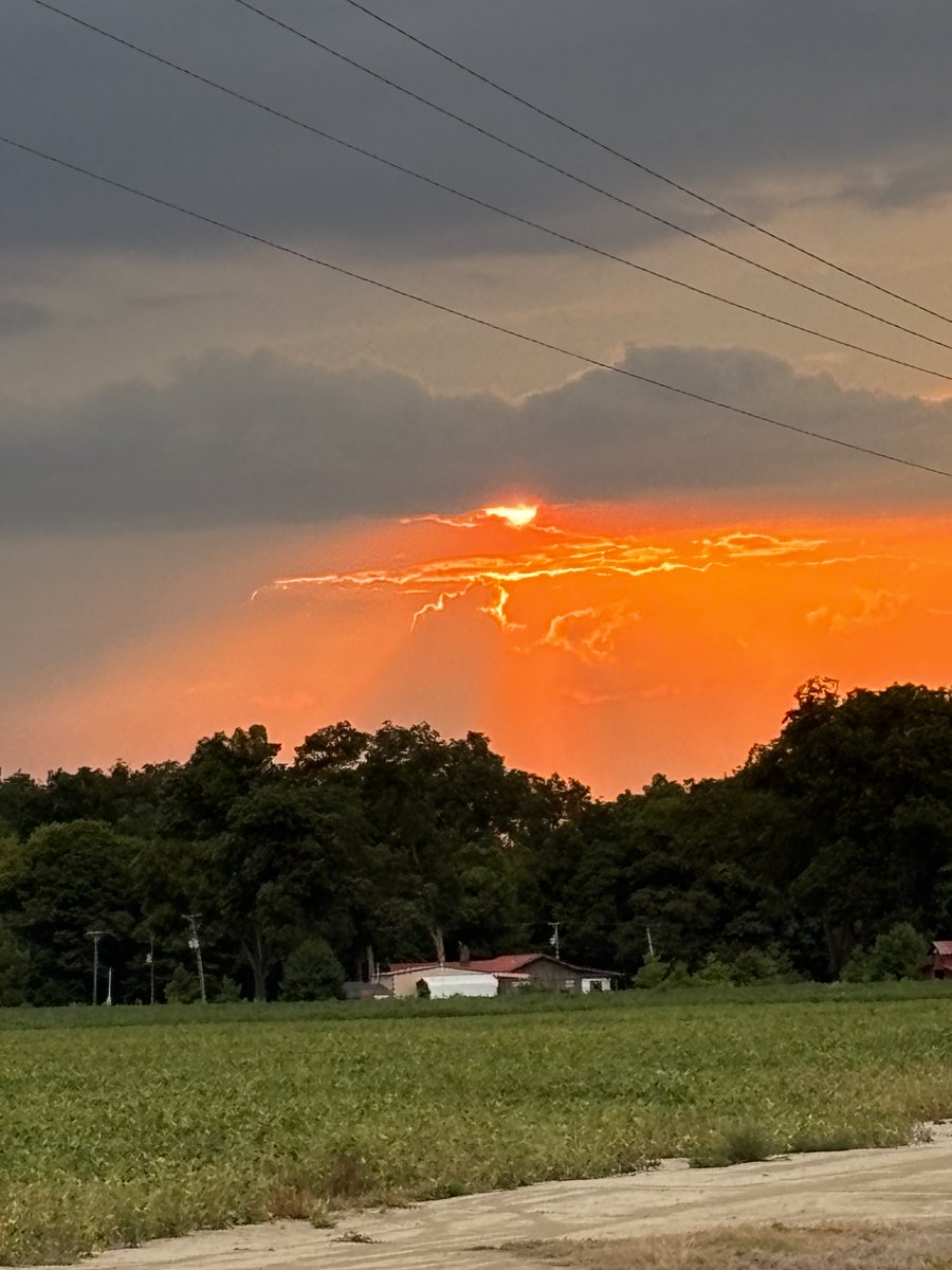 Beautiful view of this Wednesday evening's sunset over southeast Arkansas. 

Big thanks to Leisa Hobson for sharing this picture from Lake Village. #ARwx