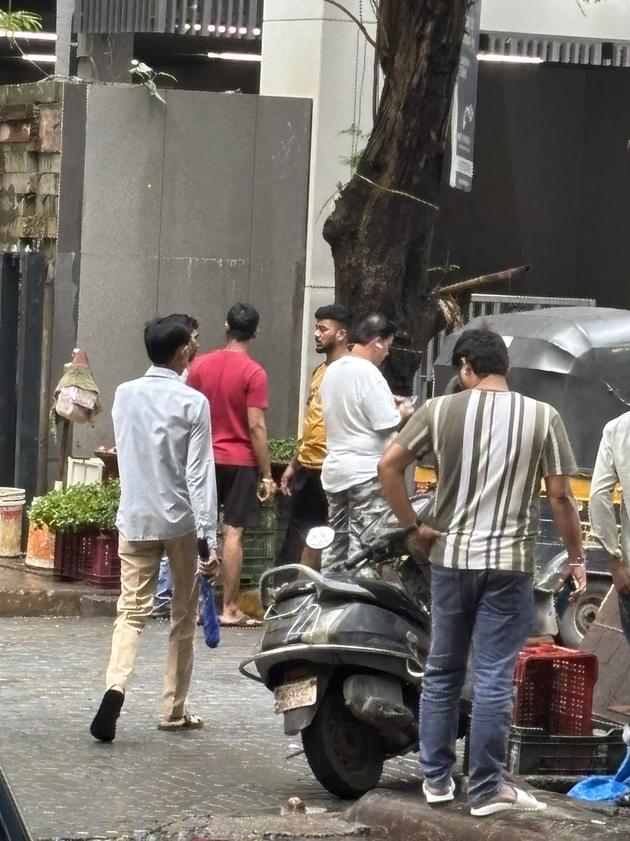 harshshah1985's tweet photo. @mybmc https://t.co/gGhBdJOHzf.17 pant nagar ghatkopar east. Yesterday the bmc vehicle came to clear the hawkers but it seemed that there is a strong nexus &amp; only selective things from selective hawkers were picked. Again today the hawkers are back. https://t.co/2swsSbB4zT