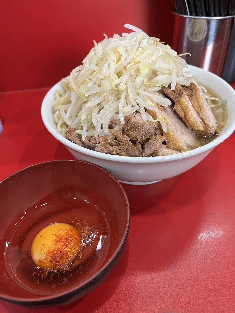 ラーメン二郎生田駅前店
小豚ラーメン+生卵

今の流行りとは
真逆の熱々ラーメン🍜

昼の部ラスト前
外待ち無し
最高😁👌

ごちそうさまでした🙏
