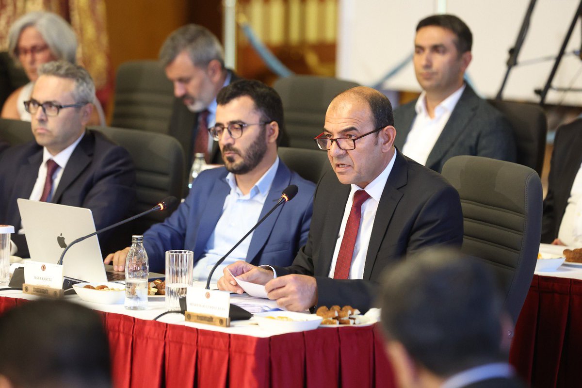 Derneğimizi temsilen Eş genel başkanımız Hüseyin Küçükbalaban,şube başkanımız Ercan Yılmaz ve Merkez Yönetim Kurulu üyemiz Vetha Aydın TBMM Millî Dayanışma, Kardeşlik ve Demokrasi Komisyonu’nun 5. Toplantısına katıldı. 

Kürt meselesinin barışçıl yollara çözümü için kurumsal