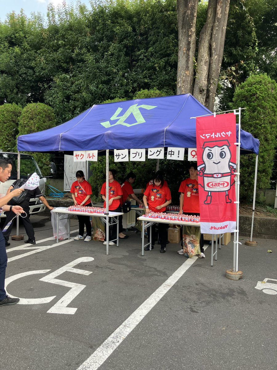 本日は、「ヤクルト創業90周年記念ナイター」を開催 神宮球場正面と16
