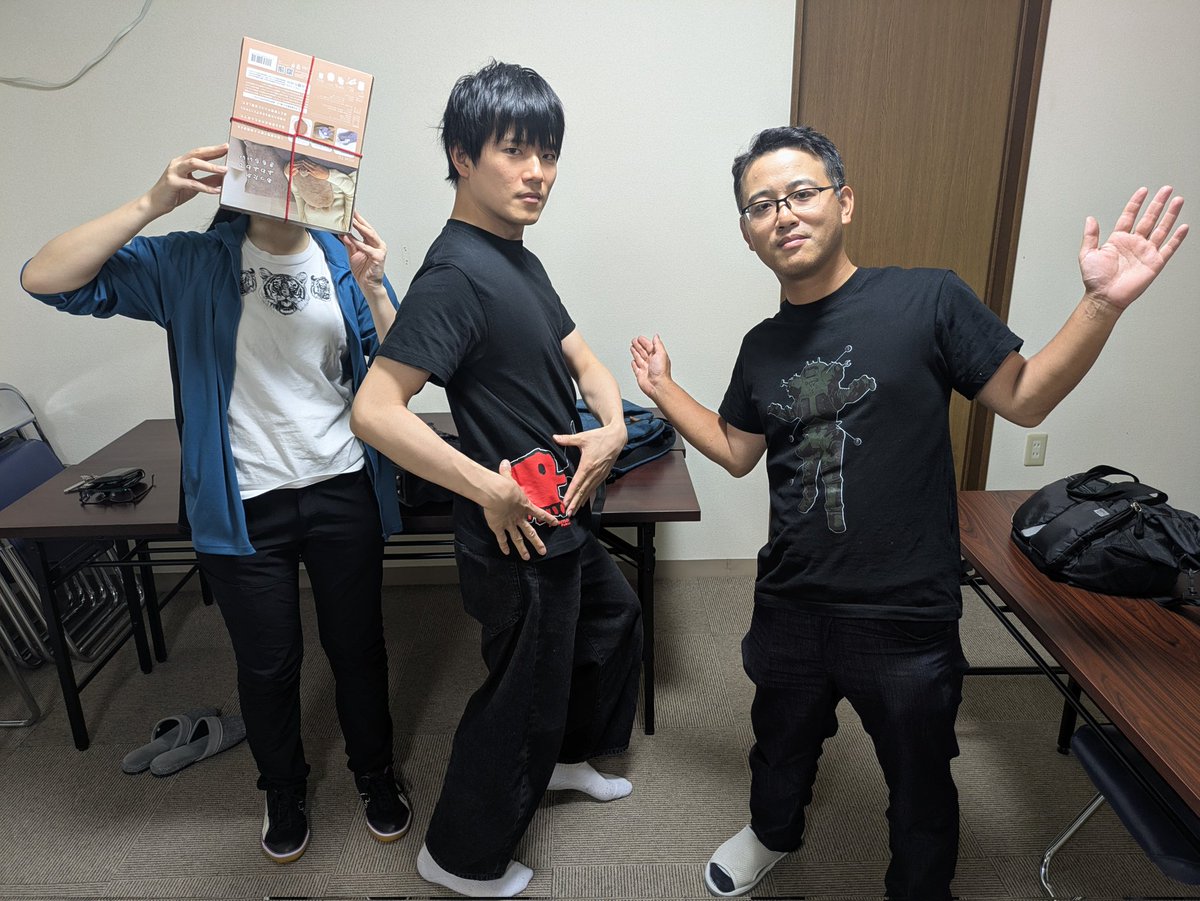 昨日の稽古の様子
「その虎のTシャツ何処に売ってんの？」から始まり
「お前もまた変なTシャツ着てんな！（タコ壺）」からの
「キングジョーかよ…」（←心の声）
でした。

楽しい稽古場です(⁠~⁠‾⁠▿⁠‾⁠)⁠~