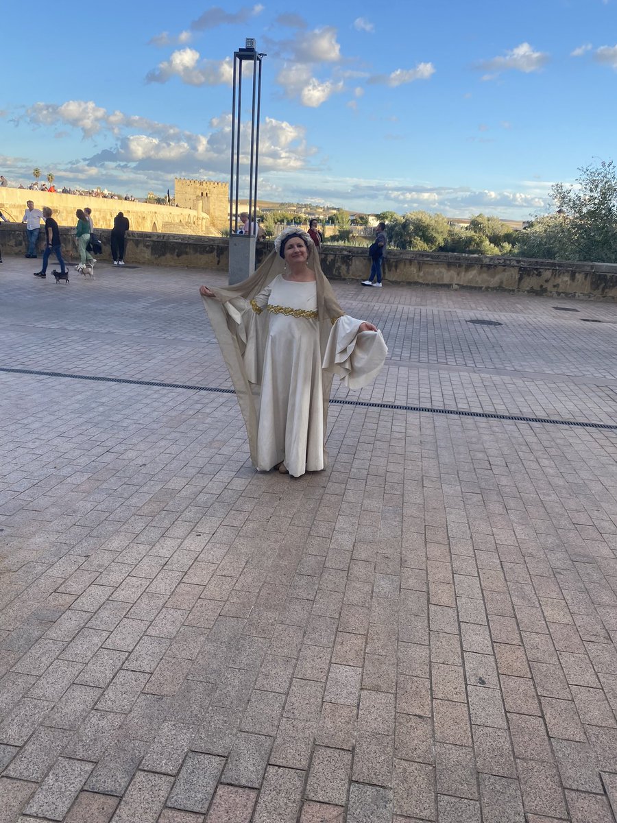Qasmuna , poeta sefardí convertida en un ser sin tiempo intentará recuperar la Menoría que ha quedado de Sefarad en Córdoba.
#ayuntamientodecordoba
#delegaciondecascohistorico
#raicesvivas
#incentifor
#itinerariosdidacticosdramatizados
#carmenmolinamellado