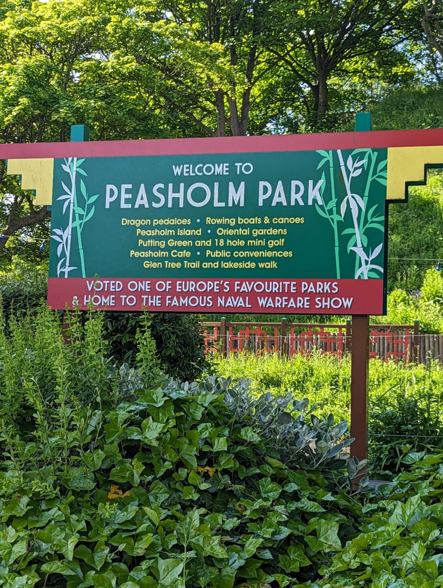 Stunning #PeasholmPark #Scarborough in summer.

 Have you got your £2 tickets for Autumn's "Moonlight on the Lake" event? 

northyorks.gov.uk/news/2025/tick…