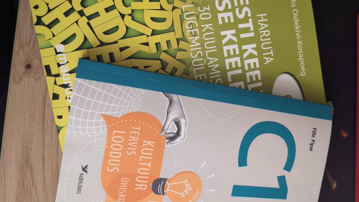 Последние полтора месяца мои настольные книги выглядят так. 21 сентября снова попробую сдать экзамен. Главный вопрос, как победить максимальное нежелание практиковать письменные задания?