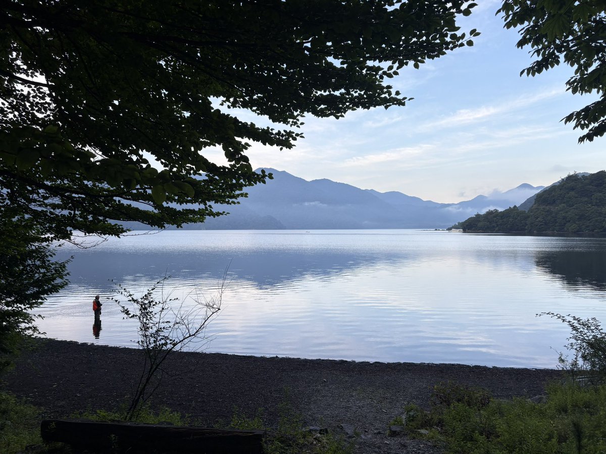 朝5時の中禅寺湖。19度と涼しい、釣り人多し