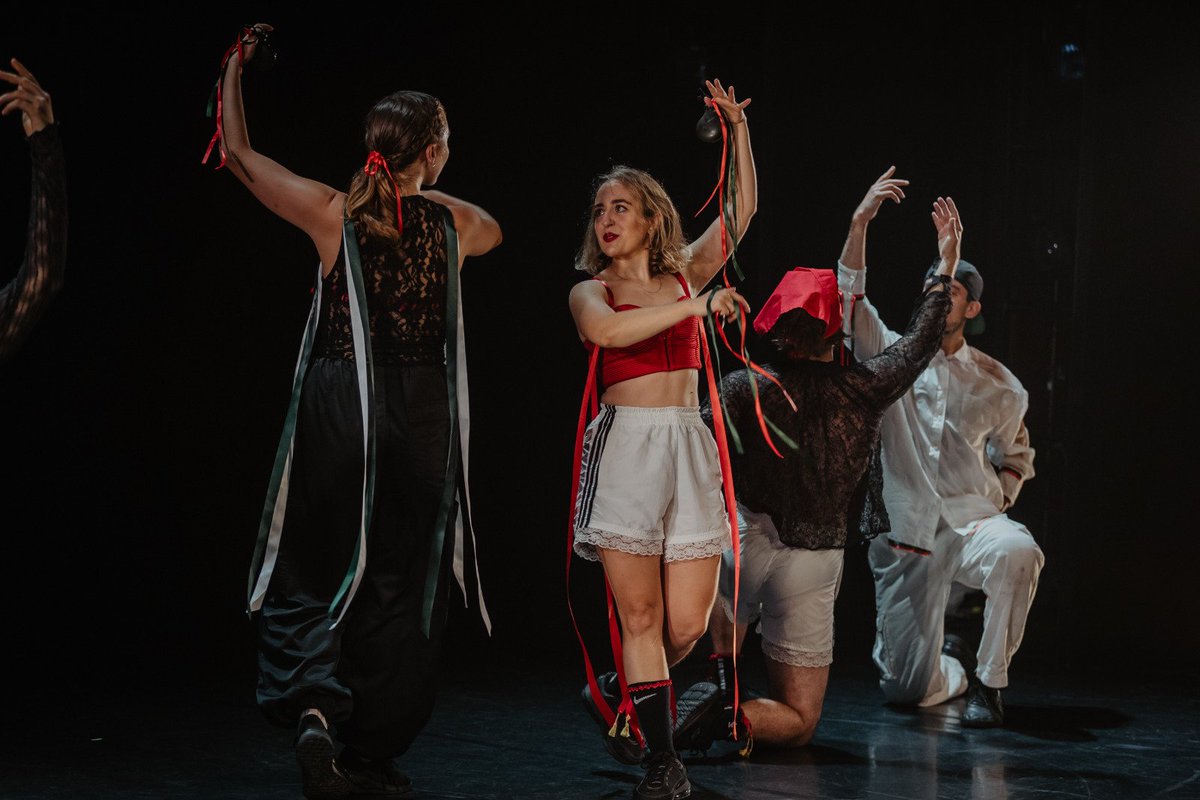 La coreógrafa y bailarina Inka Romaní en el festival Tanz im August de Berlín con 'Fandango Reloaded'. Culmina residencia en París y llega a Hamburgo como artista residente en K3 – Zentrum für Choreographie.

📻🎧rtve.es/play/audios/la…

#LaSala #RNE #cultura #escénicas #RTVE