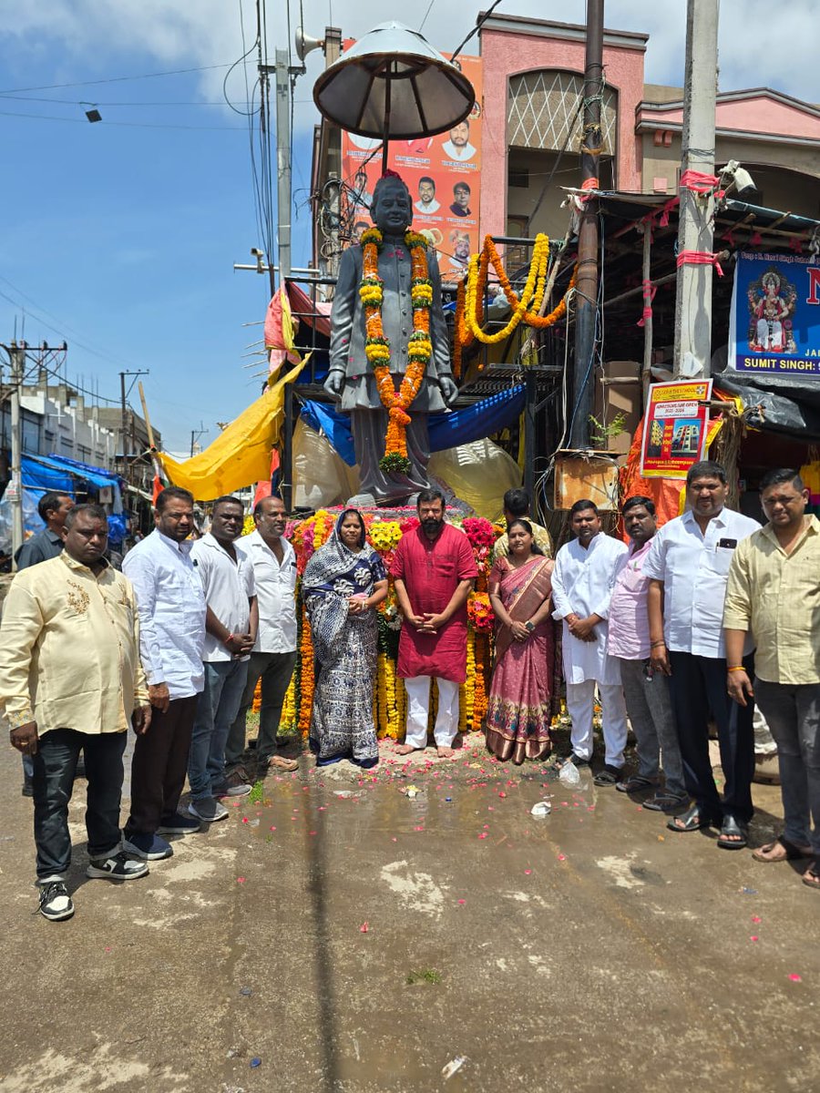 गोशामहल विधानसभा के धूलपेट में उत्तर प्रदेश के पूर्व मुख्यमंत्री, राजस्थान एवं हिमाचल प्रदेश के पूर्व राज्यपाल, पद्म विभूषण से सम्मानित और लाखों कार्यकर्ताओं के प्रेरणास्रोत श्रद्धेय कल्याण सिंह जी की पुण्यतिथि पर ‘बाबूजी’ की प्रतिमा पर पुष्पांजलि अर्पित कर उन्हें नमन किया।