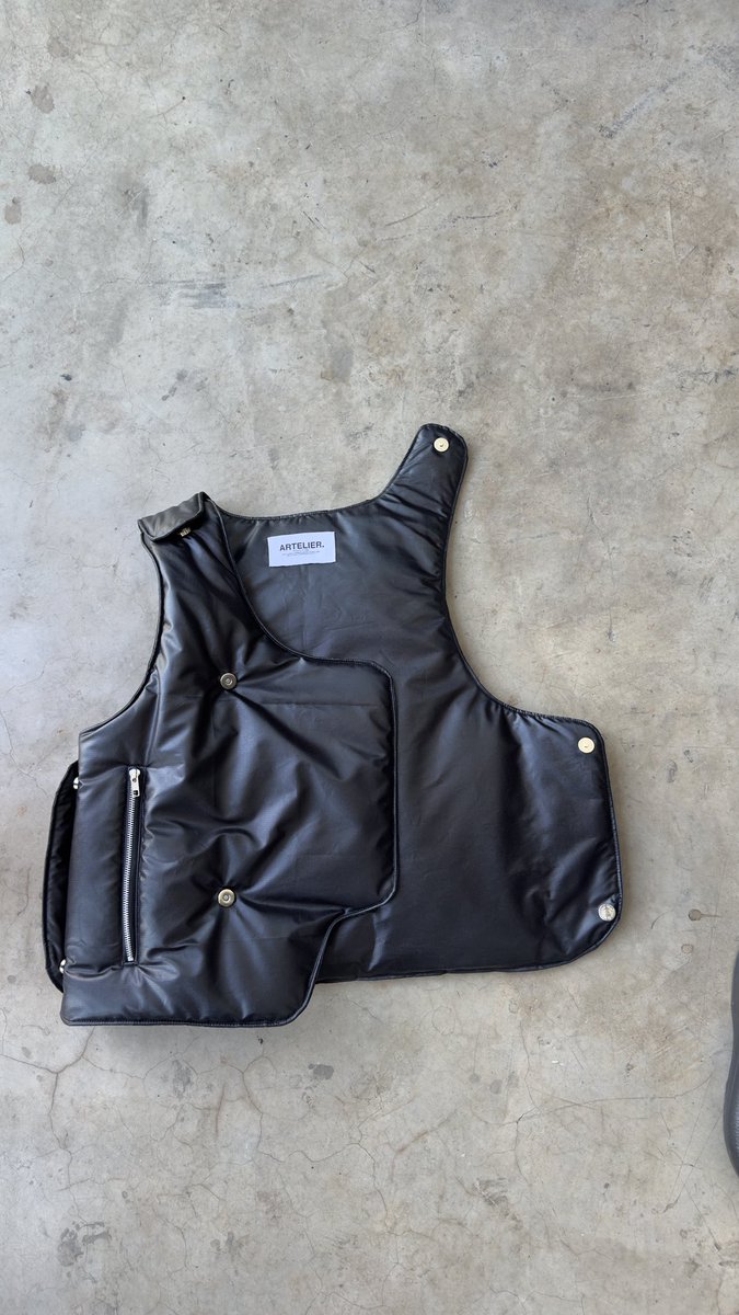 ByDINEO's tweet photo. A WINDOW TO THE NEW FORM OF THINKING. I PRESENT YOU THE NEW ASYMMETRICAL NYLON MODULAR GILET @Artelier_Online https://t.co/KveYoaZokh