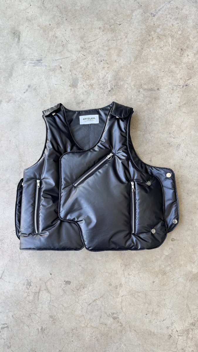 ByDINEO's tweet photo. A WINDOW TO THE NEW FORM OF THINKING. I PRESENT YOU THE NEW ASYMMETRICAL NYLON MODULAR GILET @Artelier_Online https://t.co/KveYoaZokh