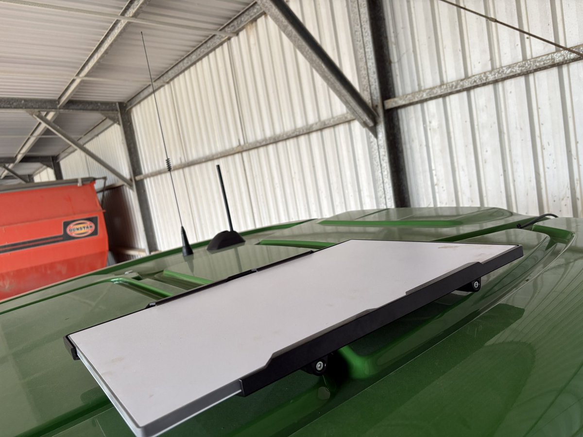 On farm today setting up the new G5 display in this 6 series tractor. It’s also fitted with JDLink Boost, a Starlink dish fitted to the roof for real time data access, supplied by the dealer.