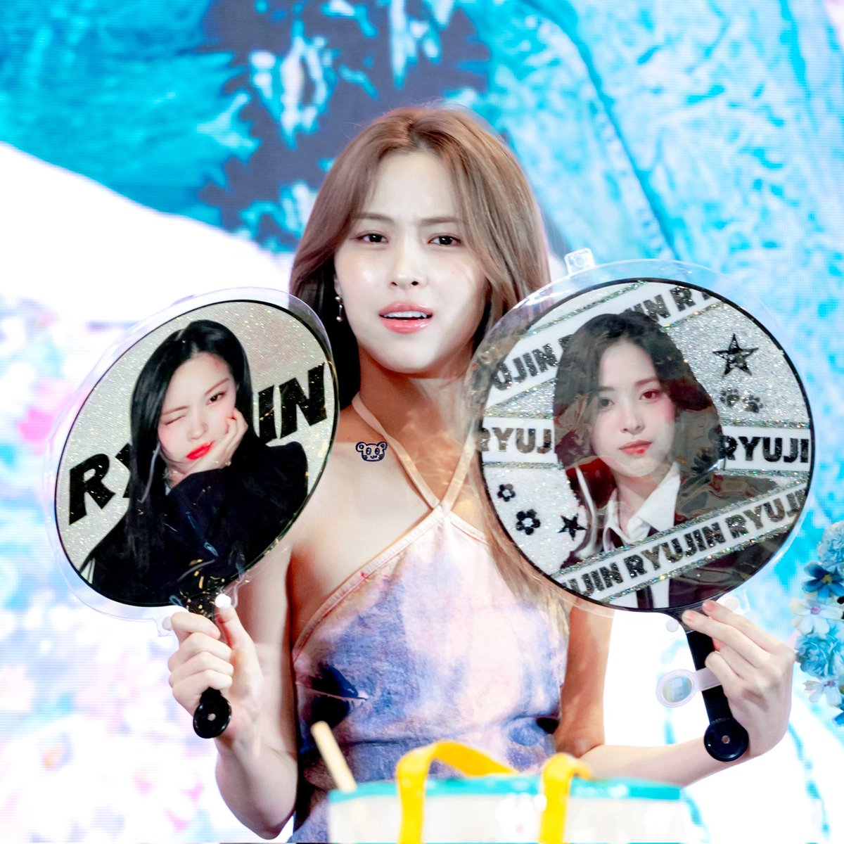 20250817 MS

She's trying to find the owner of each gift, always nice to fans.

#ITZY #있지 #RYUJIN #류진 #リュジン #申留真