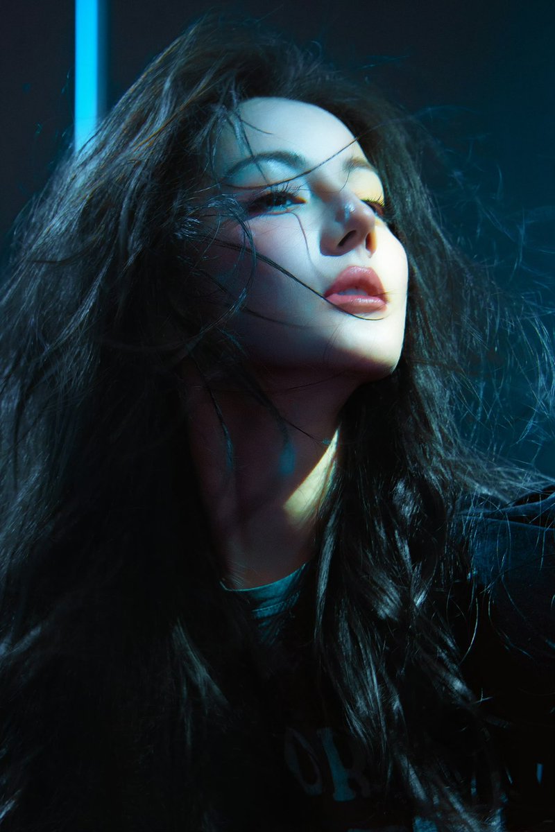 Like a wolf🐺！Maybe also like a snake🐍
With an exceptional sense of fashion and style, she is a born star.The last picture is simply like a goddess descending to the mortal world.