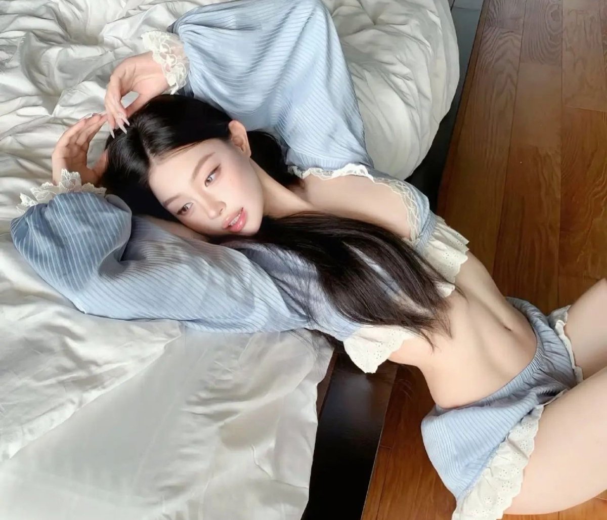TEX2022whynot's tweet photo. 周末愉快，妹子却在床边耍赖 https://t.co/l4rWuxJt20