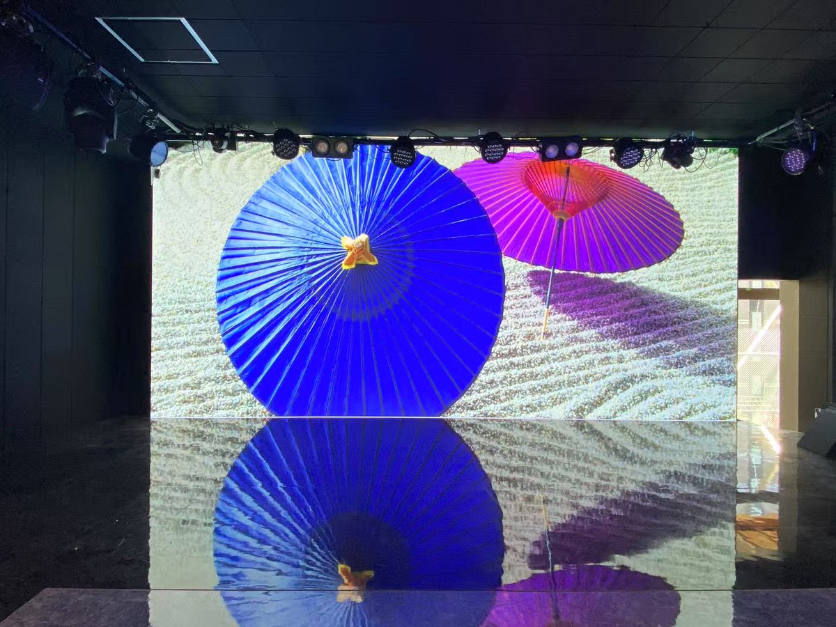 EsdlumenLED's tweet image. Premium atmosphere, powered by tech. The Venus Cafe in #Akihabara elevates its stage with our LianTronics BIM Plus-X #LEDDisplay.
From live streams to ambient visuals, they rely on its:
✅ Stunning picture quality
✅ Rock-solid reliability
✅ Easy, lightweight setup