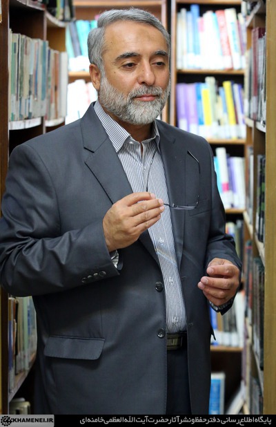 HaniBouraghi's tweet photo. کسایی دارن به استاد دوانی میگن بی‌سواد که حتی یک دهم کتاب هایی که ایشون خونده و تحلیل کرده رو حتی نمیتونن تو خونه‌شون جا بدن.‌..
وا بده رفیق، حرف حق تلخه می‌دونم ولی بالاخره یکی میزنه https://t.co/asaDZK9tAC