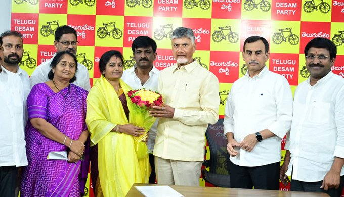 RTVnewsnetwork's tweet photo. పులివెందుల, ఒంటిమిట్ట జెడ్పీటీసీ ఉపఎన్నికల్లో విజయం సాధించిన లతారెడ్డి, కృష్ణారెడ్డిని ఉండవల్లి తన నివాసం అభినందించిన సీఎం @ncbn.
#ChandrababuNaidu #Congratulated #lathareddy #krishnareddy #RTV https://t.co/4b07NXBi5w