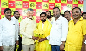 RTVnewsnetwork's tweet photo. పులివెందుల, ఒంటిమిట్ట జెడ్పీటీసీ ఉపఎన్నికల్లో విజయం సాధించిన లతారెడ్డి, కృష్ణారెడ్డిని ఉండవల్లి తన నివాసం అభినందించిన సీఎం @ncbn.
#ChandrababuNaidu #Congratulated #lathareddy #krishnareddy #RTV https://t.co/4b07NXBi5w