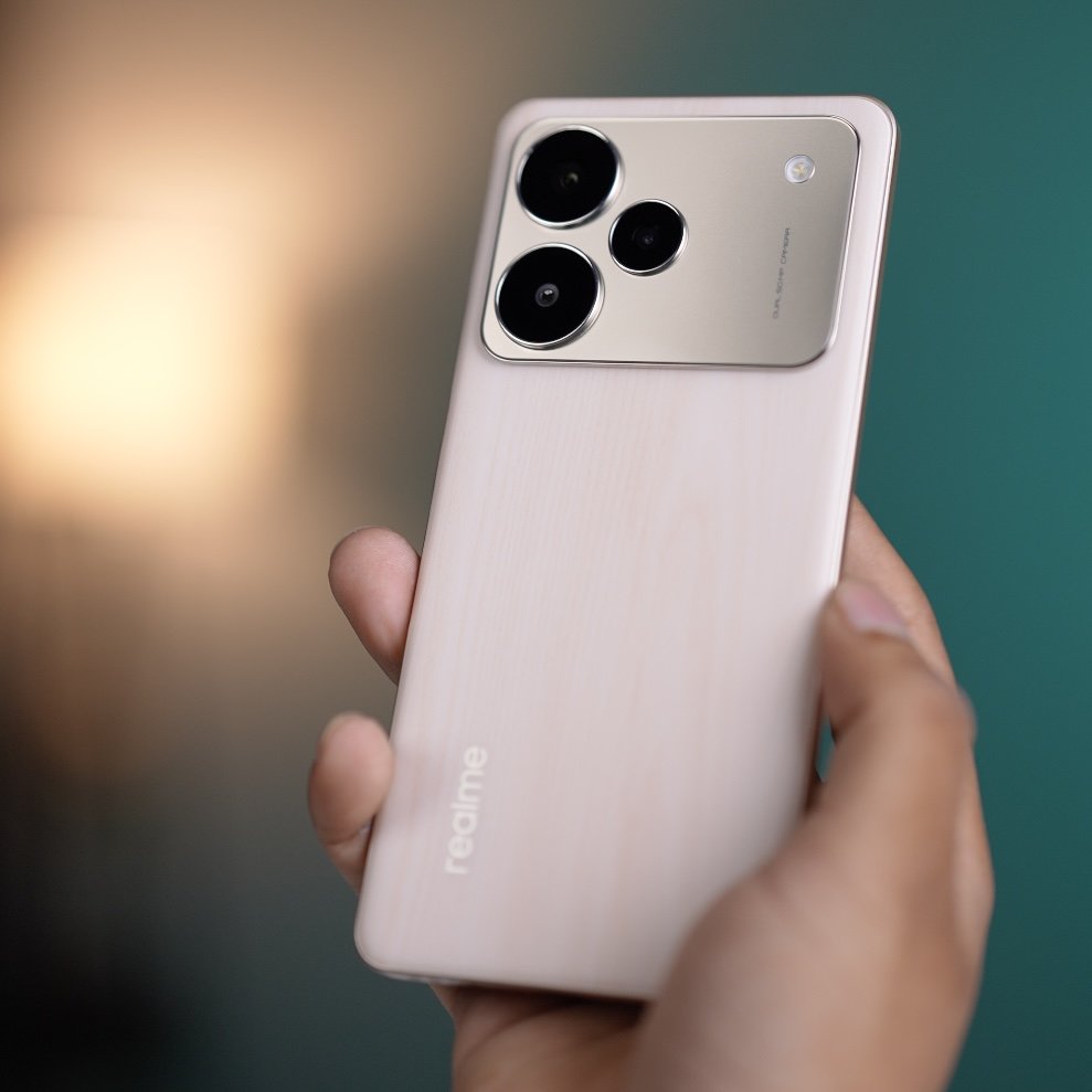 AnandTech15's tweet photo. Realme P4 Pro vs Vivo T4 Pro

Snapdragon 7 gen 4 in both
1.5k vs fhd+ display 
50mp vs 32mp selfie 
50mp (1/1.56") vs 50mp(1/1.95") Main 📸
8mp ultrawide in both
3x telephoto in t4 pro
7000mah vs 6500 mah 🔋
Ufs 3.1 vs ufs 2.2
3 vs 2 os update
25k vs ~28k

Which one you prefer? https://t.co/TmfC0uMTr5