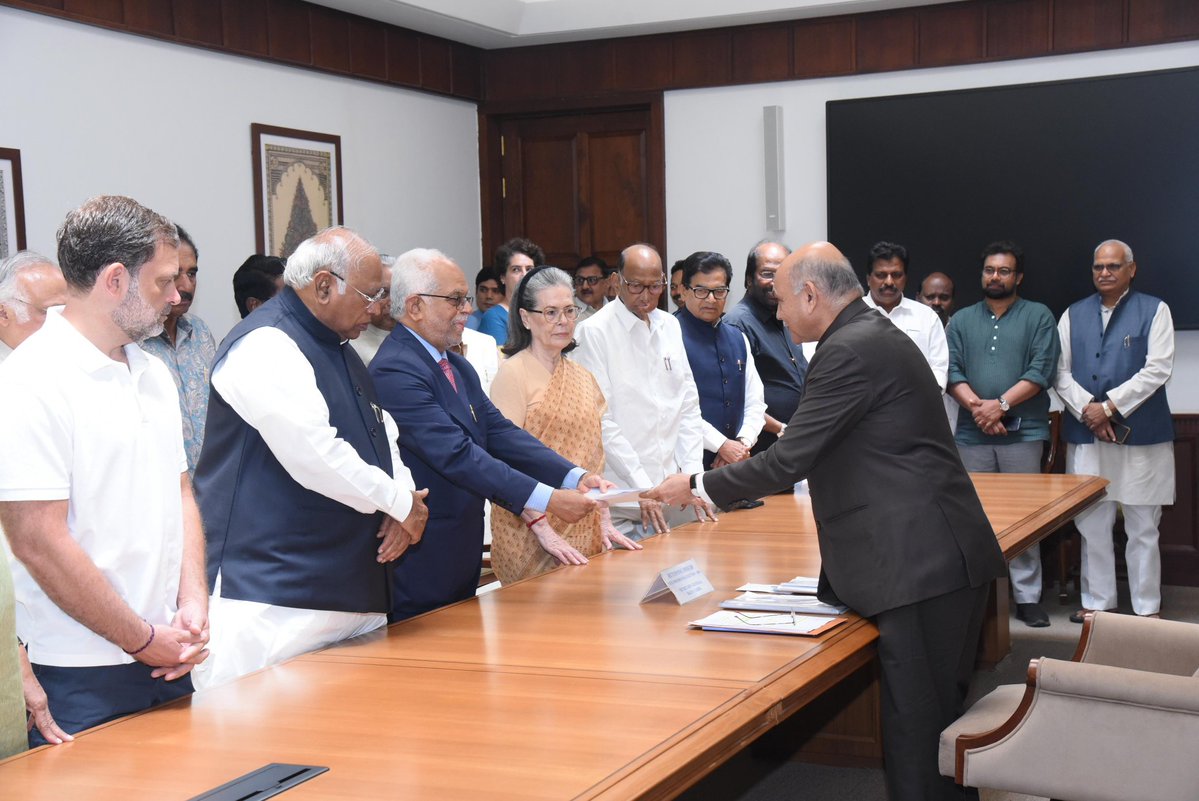 Hari Shanker Gupta Ex MLA (@hsgmla) on Twitter photo श्री बी. सुदर्शन रेड्डी जी ने पूरे देश के उपराष्ट्रपति पद के लिए नामांकन भरा. भारत को अखंड रखने के संकल्प के साथ देश भिन्नता में एकता की तस्वीर प्रस्तुत की. आत्मविश्वास बढ़ाने वाला दृश्य था. <a href="/RahulGandhi/">Rahul Gandhi</a> श्री बी. सुदर्शन रेड्डी जी ने पूरे देश के उपराष्ट्रपति पद के लिए नामांकन भरा. भारत को अखंड रखने के संकल्प के साथ देश भिन्नता में एकता की तस्वीर प्रस्तुत की. आत्मविश्वास बढ़ाने वाला दृश्य था. <a href="/RahulGandhi/">Rahul Gandhi</a>