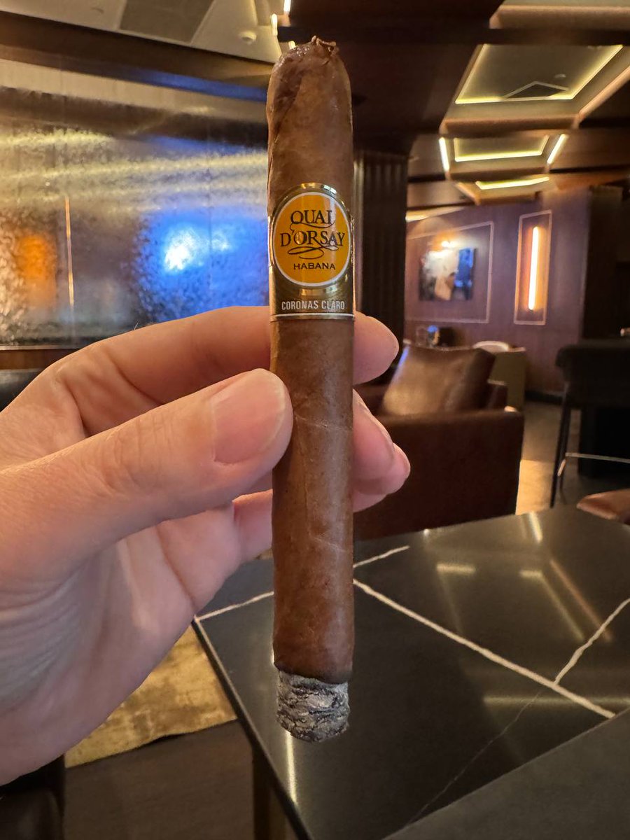 На днях курили Quai D’Orsay Coronas Claro - редкий гость в РФ, прекрасная легкая сигара. Сладкая, свежая, мягкая, с нотками лугов и орехов. Увидите на полке - берите, не пожалеете. #Сигары #QuaidOrsay