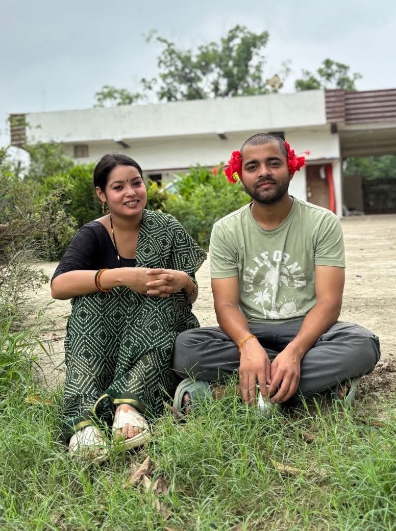 azizkavish's tweet photo. यह दीपक पटेल है जो ट्रक चलाते हैं

दीपक ने MSC किया है और उनकी पत्नी ने BSC किया है। कई जगह नौकरी के लिए अप्लाई किया और हर जगह वेतन के नाम पर 8000, 9000, 10000, रुपए ही ऑफर हुए

दीपक ने तय किया कि वह ट्रक चलाएंगे। अपने ट्रक को उन्होंने घर बना लिया है जिसमें रजाई गद्दा समेत सभी बेसिक जरूरतों  का सामान रहता है।

दीपक की पत्नी उनके साथ ट्रक में ही रहती हैं। और दीपक उन्हें भी ट्रक चलाना सिखा रहे हैं।