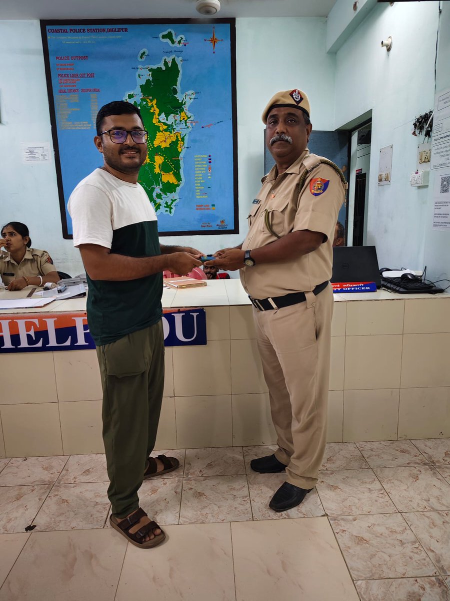 PSDiglipur's tweet photo. 📱 A lost Redmi 10 mobile near STS Office, Subashgram, Diglipur was found by PC/541 KK Deb during beat patrolling &amp; deposited at PS Diglipur. 

✅ The phone was later handed over to its rightful owner, Shri Biswajit Roy (32) yrs R/o R.K. Gram, Ward No. - 02, Diglipur. https://t.co/Ie47tL2Hrt