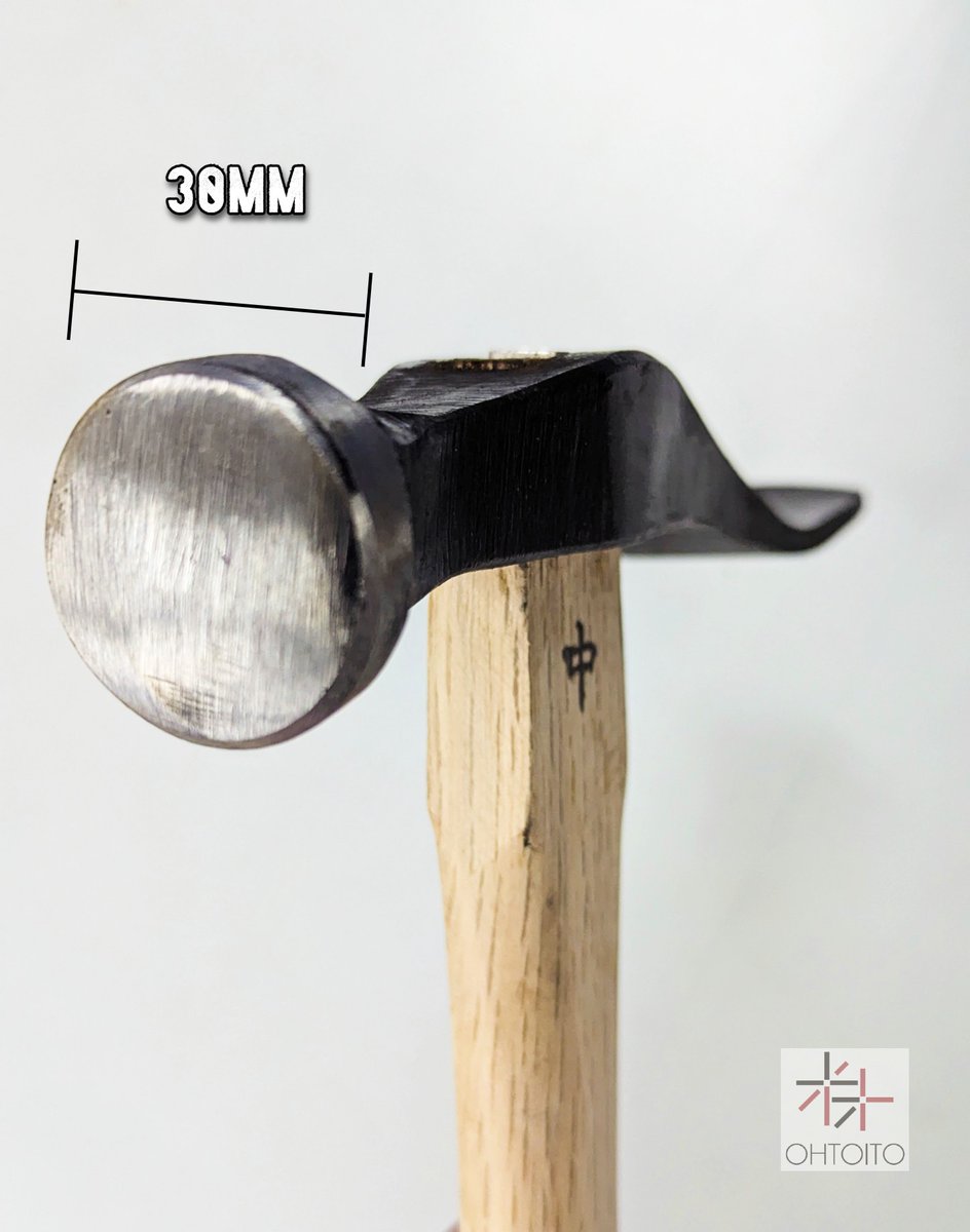 Vinymo_ohto_JP's tweet image. Japanese Shoe Hammer: One side has a 30mm flat head for clean strikes or shaping, the other a curved head for nailing around soles. A classic tool for shoemaking &amp;amp; leathercraft!

#Leathercraft #Shoemaking #JapaneseTools #ShoeHammer #bespoke