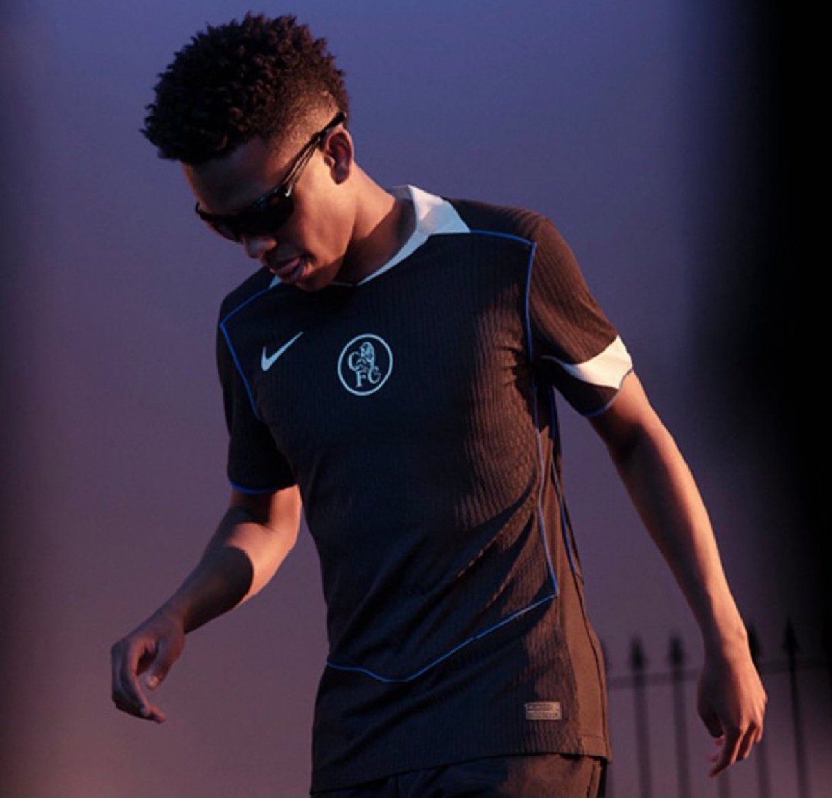 idextratime's tweet photo. ✅ RESMI : Klub yang baru saja meraih gelar juara dunia, Chelsea, merilis jersey ketiga mereka untuk musim ini. ⚫⚪

Gimana-gimana boy? 🥶 https://t.co/39YiXvv5Lq