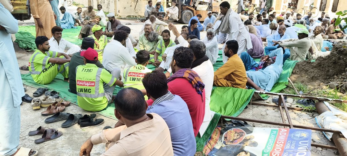 aur_aasi's tweet photo. The workers of Municipal Corporation Sheikhupura are on a peaceful protest to demand their pending salaries. Sanitation and other workers have stopped work, and the protest will continue until their demands are met. https://t.co/f5iPq3l0EH