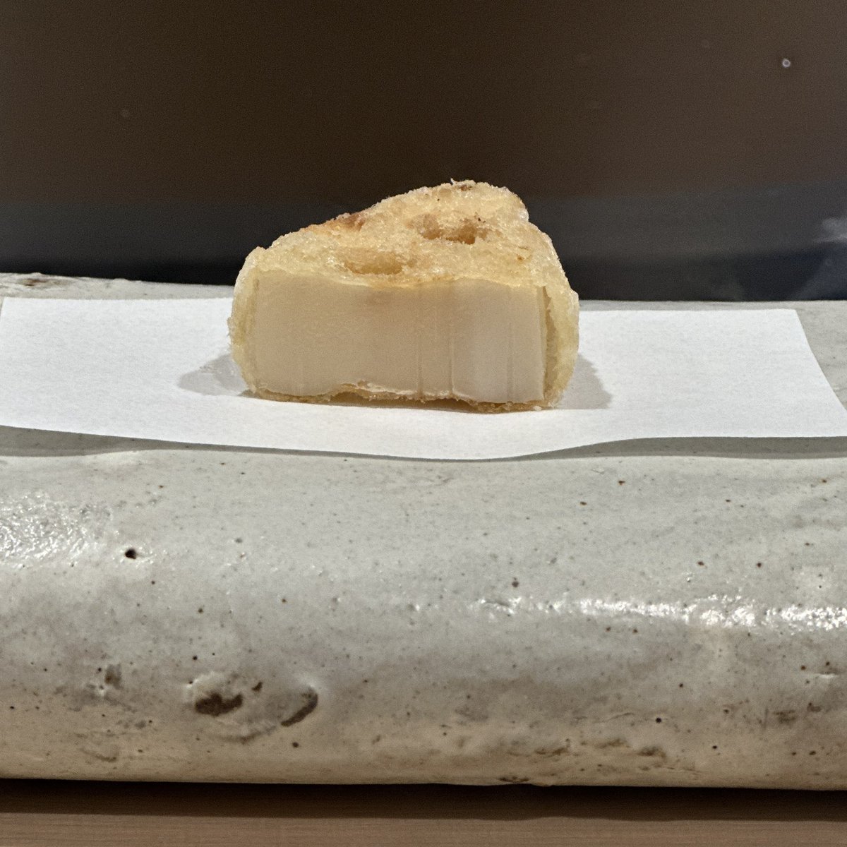 小さな一段落がついたので、
近所の気になるお店でランチ
特に野菜のポテンシャルを引き出す
職人技が凄い

凄い職人さんの手にかかると
天ぷらも
お寿司も
佇まいに美しい緊張感と
オーラがあるよね　

お美しい蓮根さまにうっとり