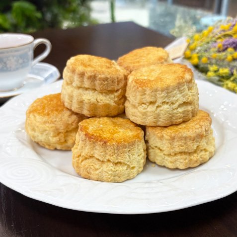 #おいしいバターの日 
【こだわり材料】
ティーサロンのお菓子に使用しているバターの産地は、北海道の🏔日高山脈と太平洋に挟まれた日高地方。

澄んだ空気と心地よい潮風の中で育った🐄乳牛の生乳から作られた美味しい無塩バターをたっぷり使用しています😊
#ロンネフェルト
#紅茶スイーツ