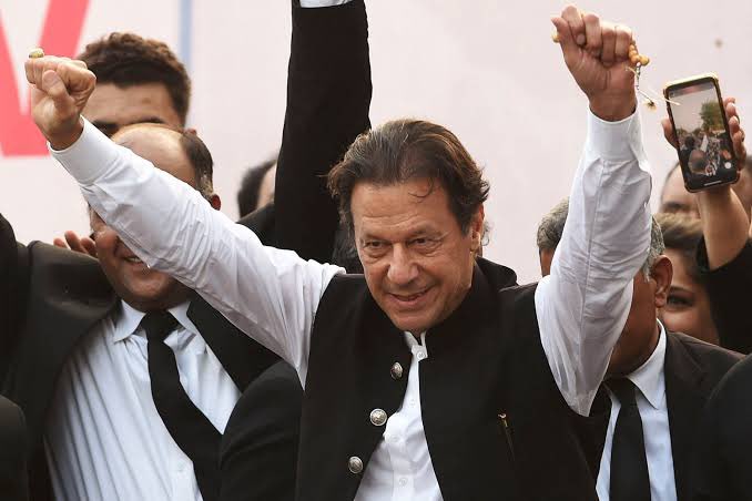 Asad Ali Toor (@asadatoor) on Twitter photo 🚨🚨#BREAKING: #SupremeCourt granted bail to former PM <a href="/ImranKhanPTI/">Imran Khan</a> in 9th may cases. CJP #JusticeYahyaAfridi also summoned lawyer of #ImranKhan barrister Salman Safdar and prosecutor Zulfiqar Naqvi to his chamber at 1pm. 🚨🚨#BREAKING: #SupremeCourt granted bail to former PM <a href="/ImranKhanPTI/">Imran Khan</a> in 9th may cases. CJP #JusticeYahyaAfridi also summoned lawyer of #ImranKhan barrister Salman Safdar and prosecutor Zulfiqar Naqvi to his chamber at 1pm.