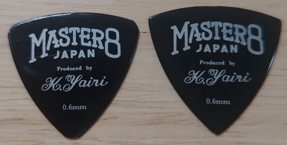 YASU_guitar9650's tweet photo. #MASTER8 #ACOUSTICBLEND を10日間使用した状態
(左使用後、右未使用)
滑り止めラバーも全て取れてます(岐阜県型にしたのは失敗?取れやすくない?裏面は全て残ってる)
10日間で3角が丸くなるのってPSG🦍すぎるか?
ピックって普通はどれくらい使えるものなんだろうか?
(🦍パワーストロークゴリラ) https://t.co/hHGfDMXwBk