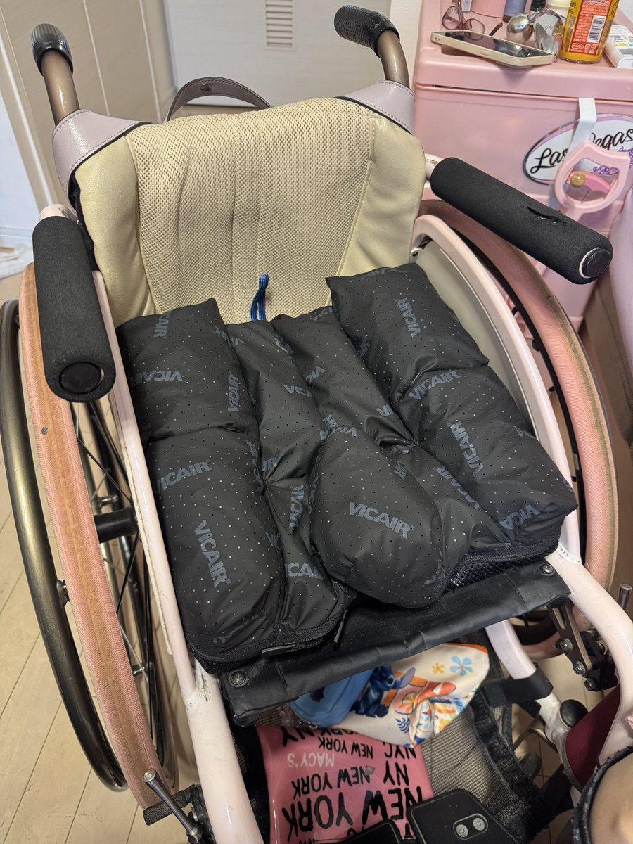 NakashimaMinion's tweet photo. 去年から左のおSiriに出来たシコリが大きくなったり小さくなったり、爆発したらジョクソウになってしまうので、シコリが大きくならないかずっと爆弾を抱えて生きているようで、色んな病院へ行って検査しても問題はなく塗り薬を貰ってなるべく横になる時間を増やしてと言われるだけで。

去年から激しい運動や移動の後は必ずシコリが腫れてしまうので制限を抱えて生きていかなきゃなってちょっと自信無くしてた。

でもシーティングスペシャリストの山崎さんに見てもらったら、クッションの使い方やカバーが分厚すぎて使い方が間違えていることや、クッションや背もたれの使い方や新しいものを提案して下さり、山崎さんが勧めてくれた最近日本に取り入れ出したオランダの車椅子クッション「VICAIR(ビケア)」を試乗してみたところ、いきなり背筋がピントして姿勢が良くなり、山崎さんが私の側湾による背中の曲がり具合をもとにクッションの空気調整をしてくれたら、なんと今まで左右差があった肩の位置が均等に！！🥹
クッションを変えるだけでこんなに車椅子の座り心地がいいのか！と感動しました！

という事で、20年ぶりくらいにクッションを乗り換える決意表明！

ROHOからVICAIRにします！

ジョクソウや車椅子の乗り心地がすぐれず悩んでいる方は、是非「山崎泰広」さんの「シーティング訪問外来」を検討してみてはいかがですか？

病院での処置だけでなく、普段の生活を見直す事で、ジョクソウが軽減してQOLの向上につながり、すごく嬉しい出会いとなりました。