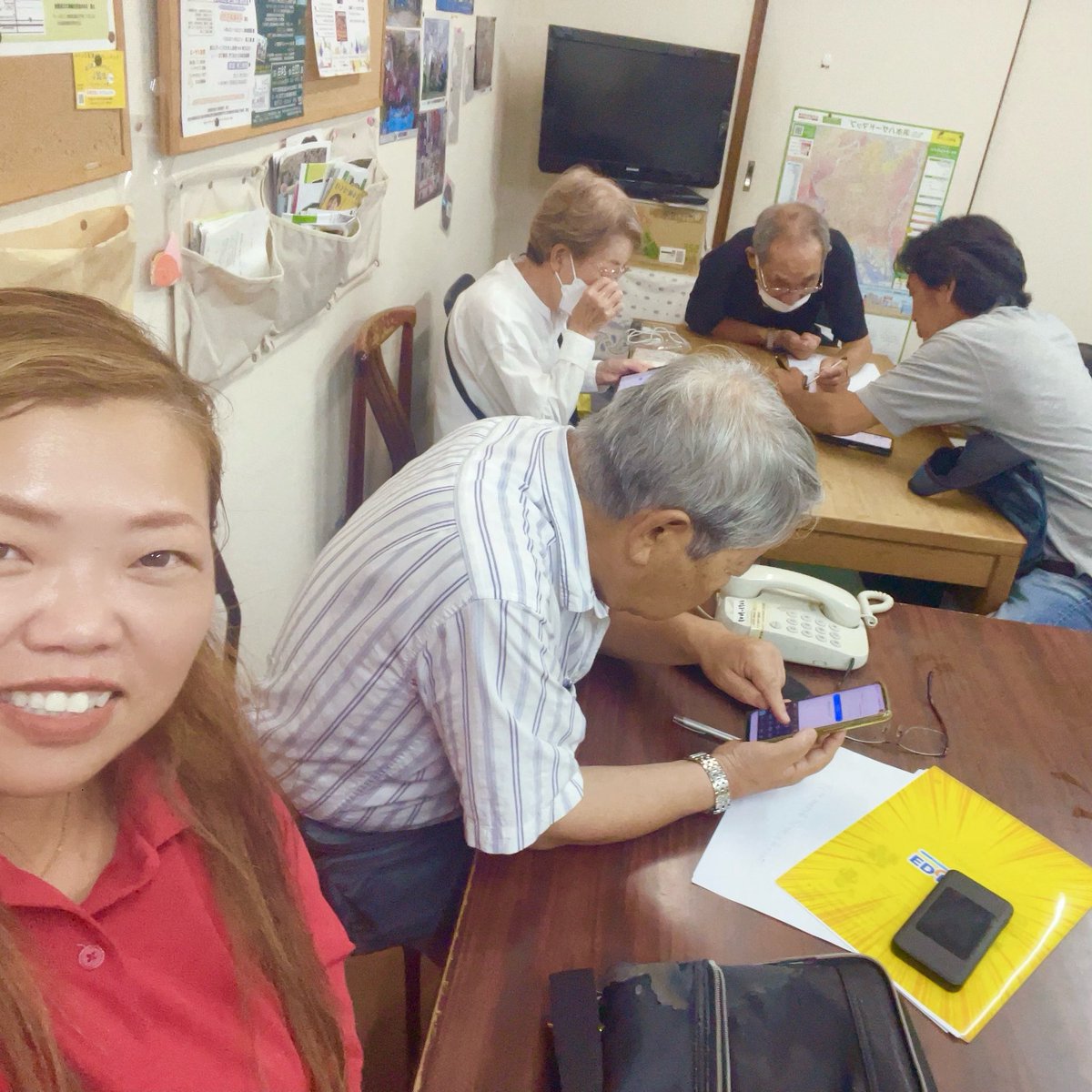 昨日は地域のみなさんと
SNS実践講座をしました✨

私たち日本共産党は
音の宣伝や
お困りごとなどをうかがう
要求アンケートと合わせて
SNSでも
広くみなさんとつながって
党をまるごと知っていただけるように
がんばっています✨

スマホやタブレットを使って
LINEの見方から
一緒に練習しました。