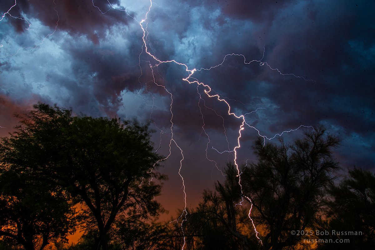 BRu98950's tweet photo. Shot this lightning, during a brief monsoon thunder storm, from my Tucson, Arizona backyard this evening. https://t.co/A6ZjnAE7zP